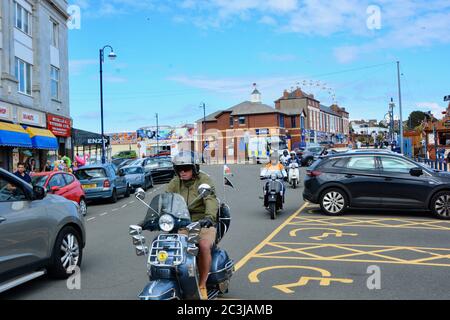 Barry Island est enfin ouvert aux visiteurs après le confinement du coronavirus. Des groupes de motards et de motards se rencontrent après des semaines à la maison en verrouillage. Banque D'Images