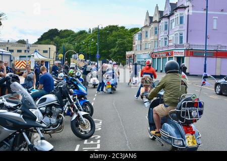 Barry Island est enfin ouvert aux visiteurs après le confinement du coronavirus. Des groupes de motards et de motards se rencontrent après des semaines à la maison en verrouillage. Banque D'Images