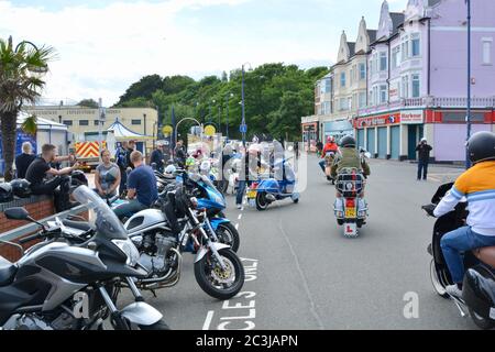 Barry Island est enfin ouvert aux visiteurs après le confinement du coronavirus. Des groupes de motards et de motards se rencontrent après des semaines à la maison en verrouillage. Banque D'Images