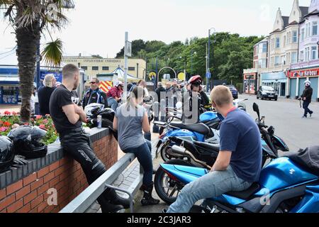 Barry Island est enfin ouvert aux visiteurs après le confinement du coronavirus. Des groupes de motards et de motards se rencontrent après des semaines à la maison en verrouillage. Banque D'Images