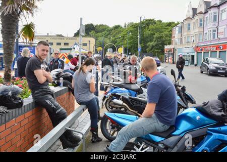 Barry Island est enfin ouvert aux visiteurs après le confinement du coronavirus. Des groupes de motards et de motards se rencontrent après des semaines à la maison en verrouillage. Banque D'Images