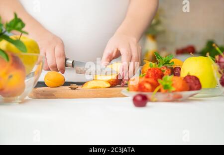 Une femme enceinte mange des fruits. Sélectif. Aliments. Banque D'Images