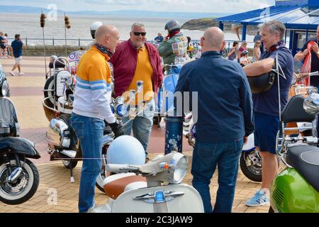 Barry Island est enfin ouvert aux visiteurs après le confinement du coronavirus. Des groupes de motards et de motards se rencontrent après des semaines à la maison en verrouillage. Banque D'Images