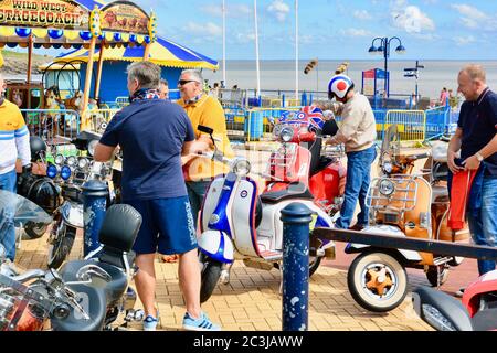 Barry Island est enfin ouvert aux visiteurs après le confinement du coronavirus. Des groupes de motards et de motards se rencontrent après des semaines à la maison en verrouillage. Banque D'Images