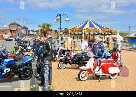 Barry Island est enfin ouvert aux visiteurs après le confinement du coronavirus. Des groupes de motards et de motards se rencontrent après des semaines à la maison en verrouillage. Banque D'Images