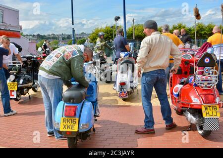 Barry Island est enfin ouvert aux visiteurs après le confinement du coronavirus. Des groupes de motards et de motards se rencontrent après des semaines à la maison en verrouillage. Banque D'Images