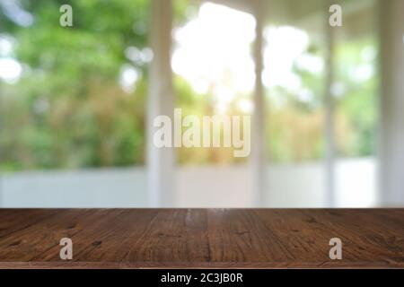 Table en bois vide devant le restaurant abstrait flou Cafe. Pour le montage de l'affichage du produit ou la présentation visuelle clé de conception - image Banque D'Images