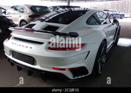 Moscou, Russie - 29 avril 2019 : Porsche 911 Turbo blanc exclusif dans un kit de carrosserie large et carbone exclusif nommé Stinger de Topcar Tuning. Garés dans la rue. Vue arrière Banque D'Images