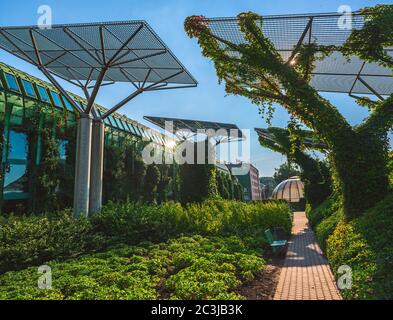 Bâtiment écologique moderne de bibliothèque à Varsovie. Pologne. Jardin moderne avec plantes et toits en verre, attraction touristique Banque D'Images