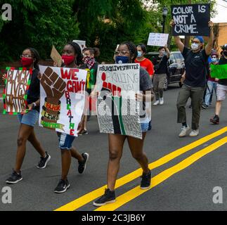 Black Lives Matter Protest le dix-septième mars George Floyd Justice - foule de manifestants tenant un signe en tête de trois jeunes femmes noires à Teaneck, NJ Banque D'Images