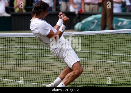 Rafael Nadal célèbre après avoir vaincu Tomas Berdych, pour gagner la finale des singles hommes 2010 à Wimbledon. Banque D'Images