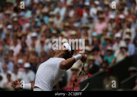 Rafael Nadal est en route pour remporter la finale masculine à Wimbledon contre Tomas Berdych en 2010. Banque D'Images