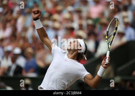 Rafael Nadal est en route pour remporter la finale masculine à Wimbledon contre Tomas Berdych en 2010. Banque D'Images