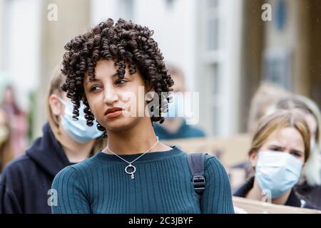 Chippenham, Wiltshire, Royaume-Uni. 20 juin 2020. Une femme écoute les discours d'un rassemblement de protestation de Black Lives Matter BLM dans la place du marché de la ville. Le rassemblement a été organisé pour que les habitants de la région attirent l'attention sur le racisme au Royaume-Uni et pour manifester leur solidarité avec d'autres manifestations de BLM qui ont eu lieu dans le monde entier après la mort de George Floyd qui est mort en garde à vue le 25 mai à Minneapolis. Credit: Lynchpics/Alamy Live News Banque D'Images