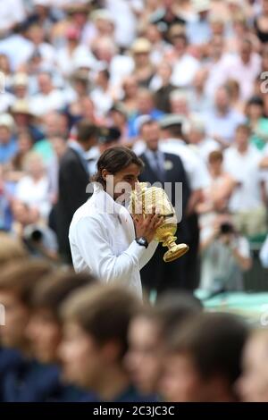 Rafael Nadal avec trophée après avoir vaincu Tomas Berdych, pour gagner la finale des hommes à Wimbledon en 2010. Banque D'Images