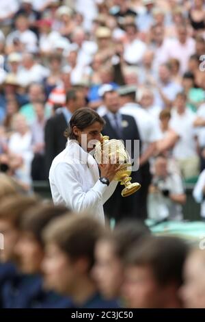 Rafael Nadal avec trophée après avoir vaincu Tomas Berdych, pour gagner la finale des hommes à Wimbledon en 2010. Banque D'Images