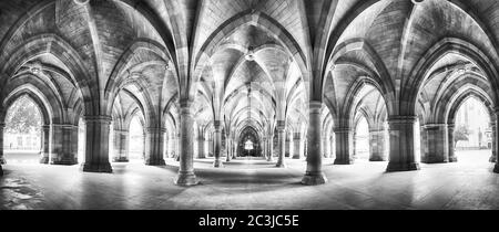 Un panorama des cloîtres historiques de l'Université de Glasgow. Traitement noir et blanc spectaculaire. Banque D'Images