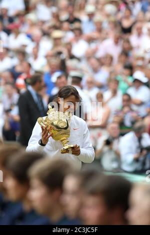 Rafael Nadal avec trophée après avoir vaincu Tomas Berdych, pour gagner la finale des hommes à Wimbledon en 2010. Banque D'Images