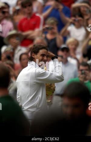 Rafael Nadal avec trophée après avoir vaincu Tomas Berdych, pour gagner la finale des hommes à Wimbledon en 2010. Banque D'Images