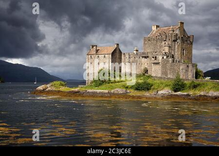 Une tempête surgirait le château Eilean Donan, Scottish Highlands, Soctland, Royaume-Uni Banque D'Images