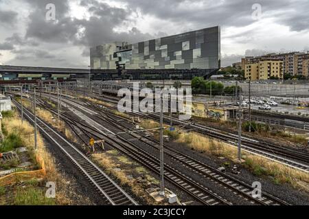 L'imposante structure architecturale de la nouvelle gare Tiburtina, un carrefour ferroviaire à grande vitesse, inaugurée en 2011. Rome, région du Latium, Italie, Europe Banque D'Images