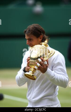 Rafael Nadal avec trophée après avoir vaincu Tomas Berdych, pour gagner la finale des hommes à Wimbledon en 2010. Banque D'Images