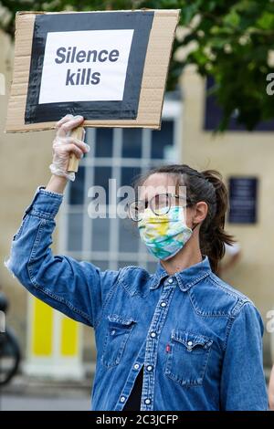 Chippenham, Wiltshire, Royaume-Uni. 20 juin 2020. Une femme tient un écriteau lors d'une manifestation BLM de Black Lives Matter dans la place du marché de la ville. Le rassemblement a été organisé pour que les habitants de la région attirent l'attention sur le racisme au Royaume-Uni et pour manifester leur solidarité avec d'autres manifestations de BLM qui ont eu lieu dans le monde entier après la mort de George Floyd qui est mort en garde à vue le 25 mai à Minneapolis. Credit: Lynchpics/Alamy Live News Banque D'Images