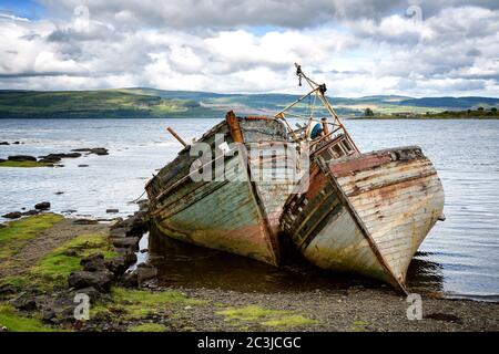 Deux bateaux de pêche abandonnés à Salen Sound, île de Mull, Hébrides intérieures, Écosse. Banque D'Images