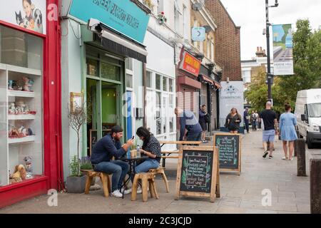 Herne Hill, Londres, Angleterre. 20 juin 2020. Un samedi après-midi chargé, des entreprises non essentielles rouvrent sur Railton Road, à côté de Herne Hill Station, dans le sud de Londres, après que le gouvernement britannique ait considérablement détendu les lois sur le confinement du coronavirus à partir du lundi 15 juin. (Photo de Sam Mellish / Alamy Live News Banque D'Images