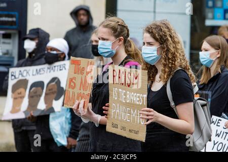 Chippenham, Wiltshire, Royaume-Uni. 20 juin 2020. Les manifestants de BLM tiennent des pancartes lors d'un rassemblement de protestation de BLM Black Lives Matter dans la place du marché de la ville. Le rassemblement a été organisé pour que les habitants de la région attirent l'attention sur le racisme au Royaume-Uni et pour manifester leur solidarité avec d'autres manifestations de BLM qui ont eu lieu dans le monde entier après la mort de George Floyd qui est mort en garde à vue le 25 mai à Minneapolis. Credit: Lynchpics/Alamy Live News Banque D'Images