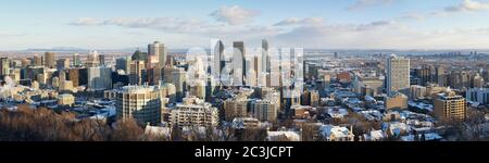 Panorama de Montréal en hiver, vu du Mont-Royal. Quartier du centre-ville avec le fleuve Saint-Laurent en arrière-plan. Lumière du début de soirée. Banque D'Images