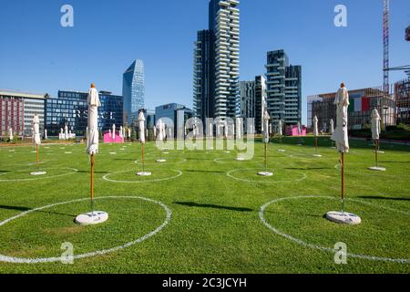 Milan, tous prêts pour Lido Bam, la nouvelle plage urbaine avec parasols et chaises longues dans le parc de bibliothèque des arbres (Massimo Alberico/Fotogramma, Milan - 2020-06-20) p. s. la foto e' utilizzabile nel rispetto del contento in cui e' stata scattata, e senza pour diffamatorio del decorno delle presento Banque D'Images