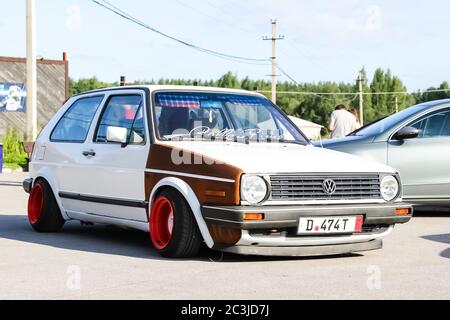 Moscou. Russie - 20 mai 2019 : blanc réglé dans le style d'allure Volkswagen Golf mk 1. Voiture basse avec de larges roues rouges garées dans la rue. Culte et légendaire Banque D'Images