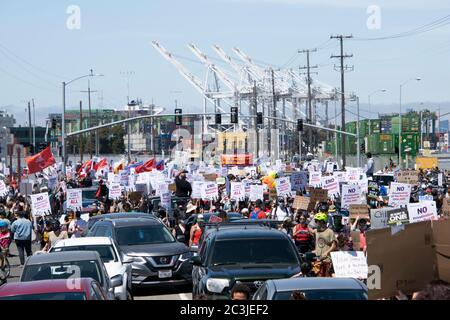 Les manifestants défilent lors d'une manifestation Black Lives Matter au port d'Oakland le 19 juin 2020. Banque D'Images