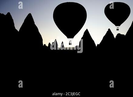 Des ballons d'air chaud s'élèvent au-dessus de la vallée de Goreme à Cappadoce, Turquie Banque D'Images