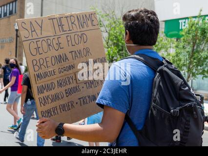 Le dix-septième mars Black Lives Matter Protest George Floyd - Man Holding Black Lives Matter Sign Dez leurs noms à Teaneck, NJ Banque D'Images