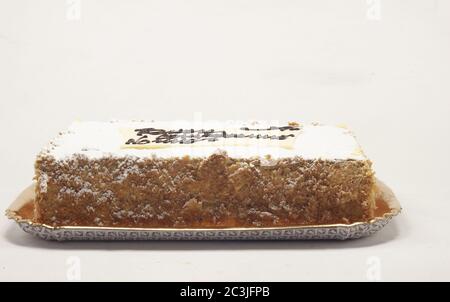 Vue d'un délicieux gâteau à la millefeuille dans une assiette capturée sur une surface blanche Banque D'Images