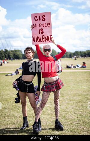 Londres, Royaume-Uni. 20 juin 2020. Une manifestation paisible de Black Lives Matter a lieu à Hyde Park à Londres. Deux manifestants blancs ont un panneau indiquant « le silence de la CEI, c'est la violence ». Crédit: Carol Moir/ Alay Banque D'Images