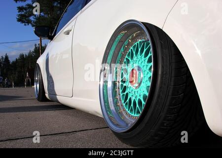 Moscou. Russie - 20 mai 2019 : Moscou. Russie - 20 mai 2019 : roues BBS en alliage réglées de couleur menthe avec de grandes étagères polies. Le pincement de carrossage est réglé sur des valeurs négatives. Voiture basse réglée Banque D'Images