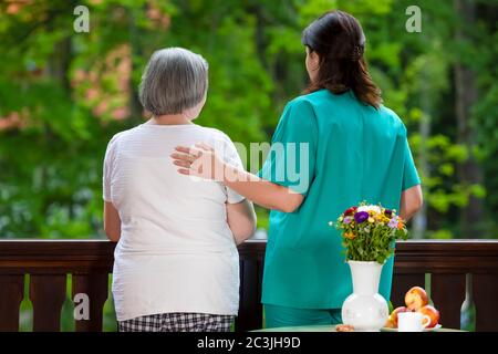 Femme âgée qui passe du temps avec son aide dans un centre de soins à domicile. Banque D'Images