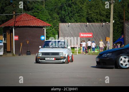 Moscou. Russie - 20 mai 2019 : blanc réglé dans le style d'allure Volkswagen Golf mk 1. Voiture basse avec de larges roues rouges garées dans la rue. Culte et légendaire Banque D'Images