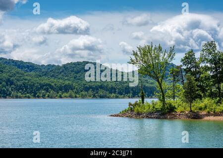 Vue panoramique sur le lac Cave Run dans le Kentucky Banque D'Images