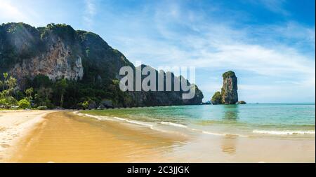 Panorama de la plage d'Ao Pai Plong, Krabi, Thaïlande en été Banque D'Images