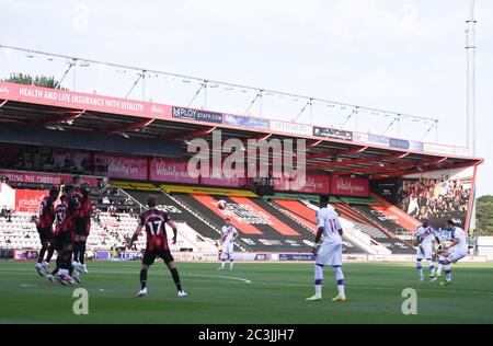 Vitalité Stadium, Bournemouth, Dorset, Royaume-Uni. 20 juin 2020. Football de la première ligue anglaise, Bournemouth Athletic versus Crystal Palace; Luka Milivojevic de Crystal Palace tire et enregistre un coup de pied gratuit pour 0-1 dans la 12e minute crédit: Action plus Sports/Alay Live News Banque D'Images