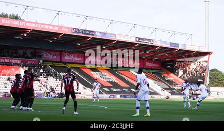 Vitalité Stadium, Bournemouth, Dorset, Royaume-Uni. 20 juin 2020. Football de la première ligue anglaise, Bournemouth Athletic versus Crystal Palace; Luka Milivojevic de Crystal Palace tire et enregistre un coup de pied gratuit pour 0-1 dans la 12e minute crédit: Action plus Sports/Alay Live News Banque D'Images