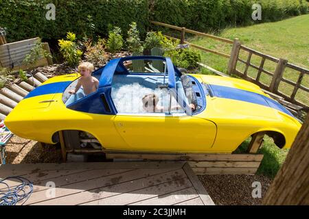 Tester une voiture classique Lotus Elan +2 en cours de conversion en un bain à remous personnalisé (inachevé), Medstead, Alton, Hampshire Angleterre, Royaume-Uni. Banque D'Images