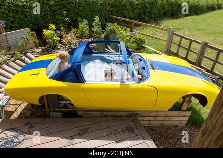 Tester une voiture classique Lotus Elan +2 en cours de conversion en un bain à remous personnalisé (inachevé), Medstead, Alton, Hampshire Angleterre, Royaume-Uni. Banque D'Images