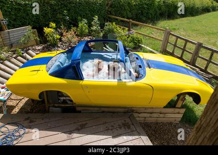 Tester une voiture classique Lotus Elan +2 en cours de conversion en un bain à remous personnalisé (inachevé), Medstead, Alton, Hampshire Angleterre, Royaume-Uni. Banque D'Images