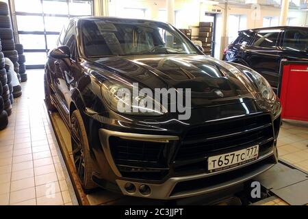 Moscou, Russie - 29 avril 2019 : Porsche Cayenne noire exclusive sur le stand de contrôle de suspension dans le centre de service. Vus allemand haut de gamme avec kit de carrosserie large Lumma, vue latérale avant Banque D'Images