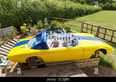 Tester une voiture classique Lotus Elan +2 en cours de conversion en un bain à remous personnalisé (inachevé), Medstead, Alton, Hampshire Angleterre, Royaume-Uni. Banque D'Images